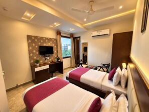 Premium bedding, in-room safe, laptop workspace, soundproofing - Hotel Taj Heights (Agra)