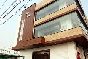 Front of property - Hotel Taj Heights (Agra)