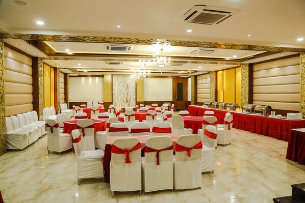 Banquet hall - Hotel Taj Heights (Agra)