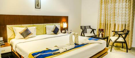 Minibar, safe på rommet, skrivebord og lydisolert