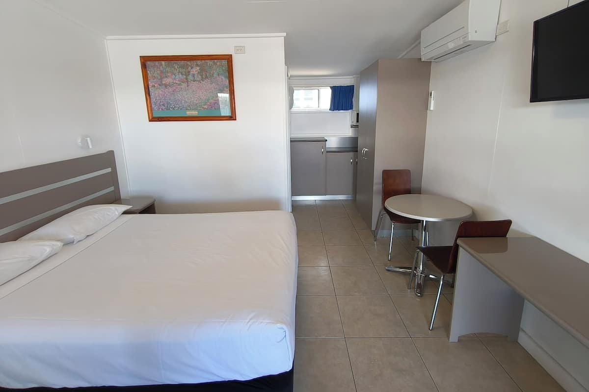 Executive Unit | Premium bedding, Select Comfort beds, individually furnished, desk