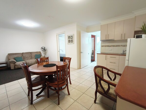 Deluxe Room | Living area | 40-inch flat-screen TV with cable channels, TV