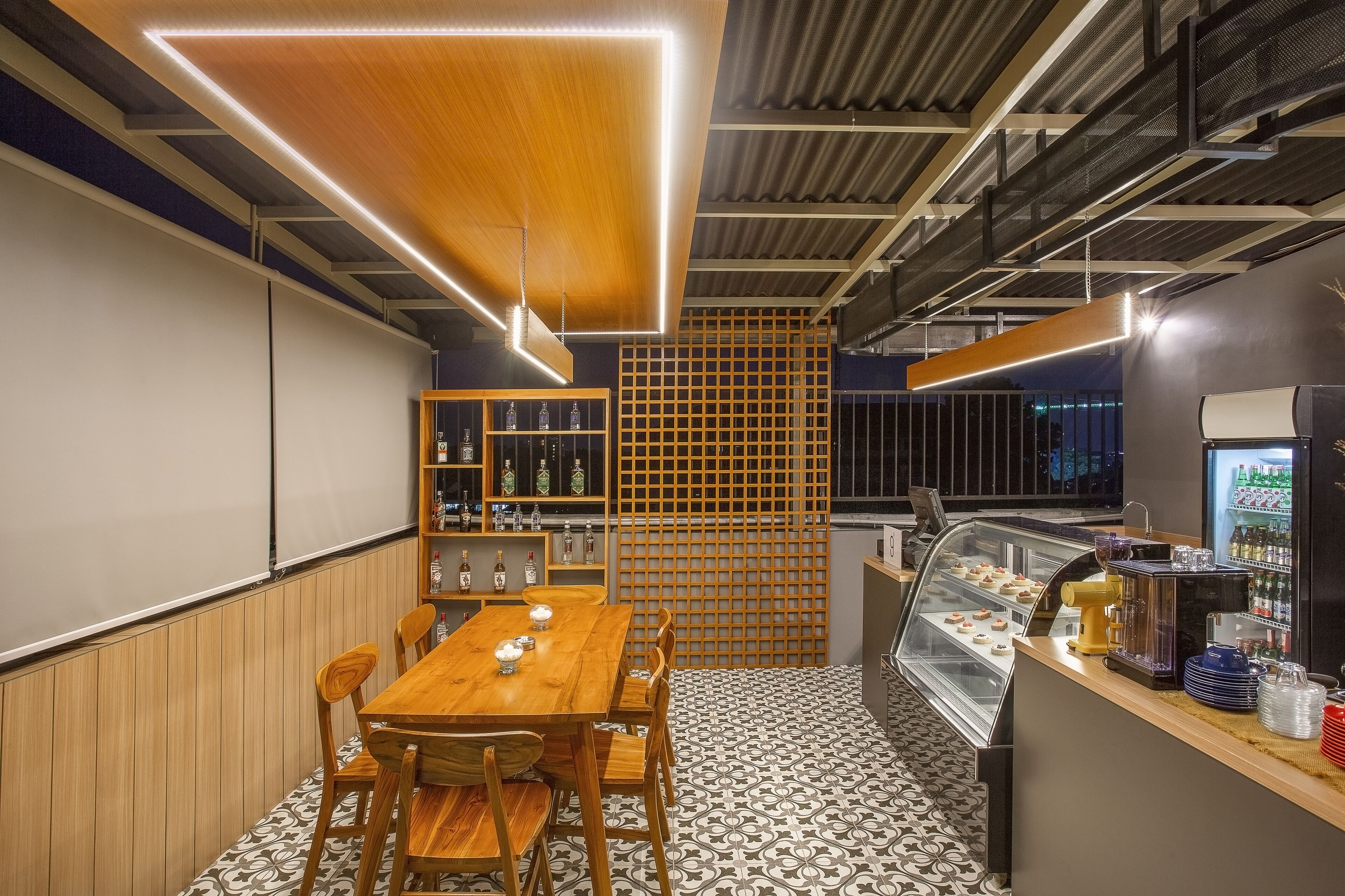 breakfast, lunch, dinner served; international cuisine