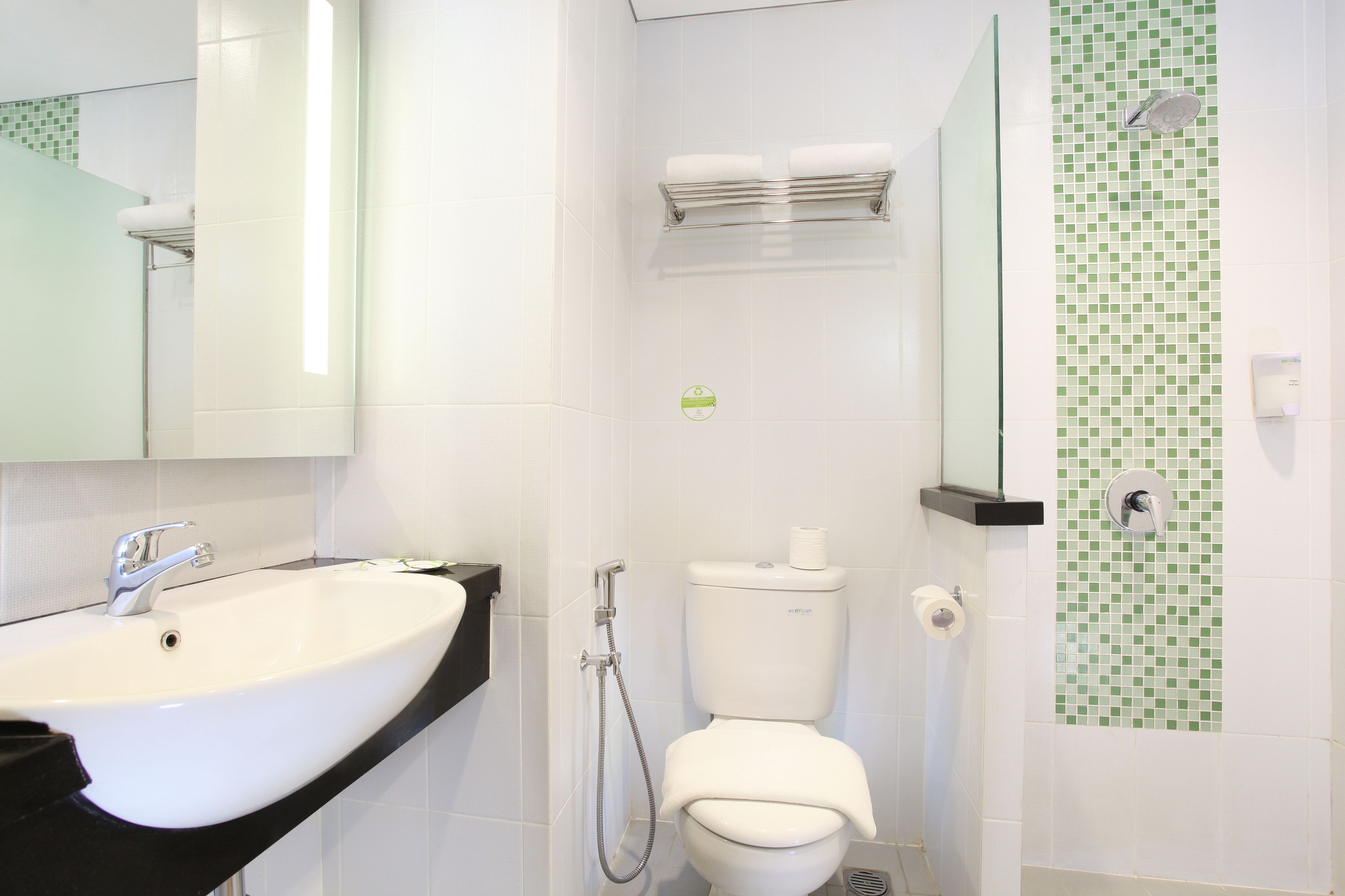 Ein Badezimmer mit Waschbecken, Toilette und Dusche.