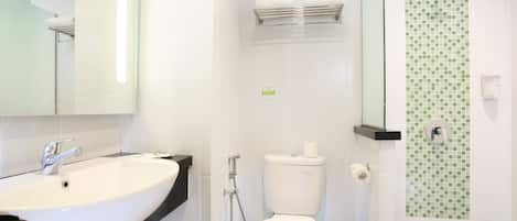 Ein Badezimmer mit Waschbecken, Toilette und Dusche.