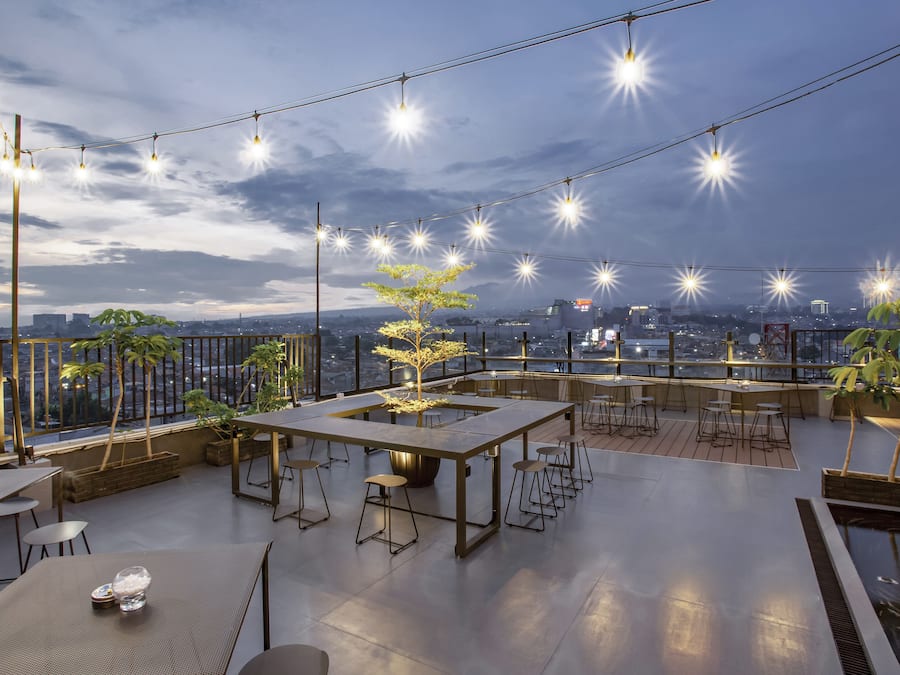 Breakfast, lunch, dinner served; international cuisine