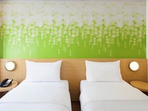 Zest Twin Room | Zimmersafe, Schreibtisch, laptopgeeigneter Arbeitsplatz