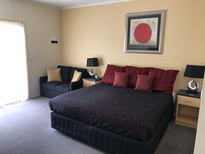 Estudio Deluxe, 1 cama King size, hidromasaje, en el área del patio | Minibar, escritorio, tabla de planchar con plancha y wifi gratis 