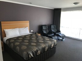 Executive Studio | Minibar, desk, iron/ironing board, free WiFi