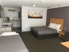 Minibar, escritorio, tabla de planchar con plancha y wifi gratis