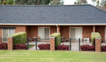 Deluxe Studio, 1 King Bed, Jetted Tub, Courtyard Area | Minibar, desk, iron/ironing board, free WiFi