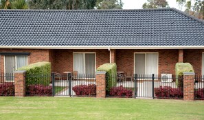 Deluxe Studio, 1 King Bed, Jetted Tub, Courtyard Area | Minibar, desk, iron/ironing board, free WiFi