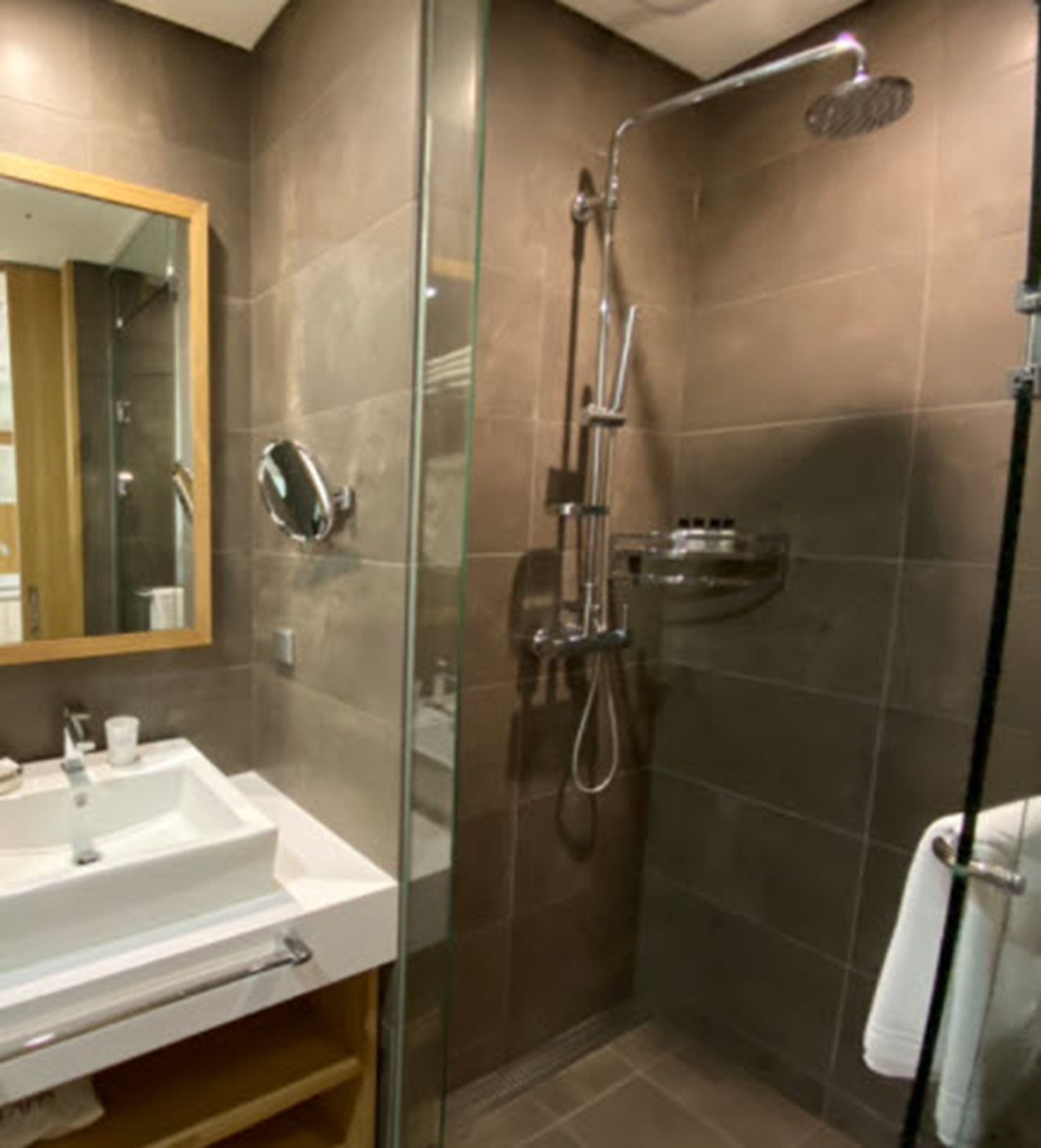 superior twin room (no table) | bathroom | shower, hair dryer, bathrobes, towels