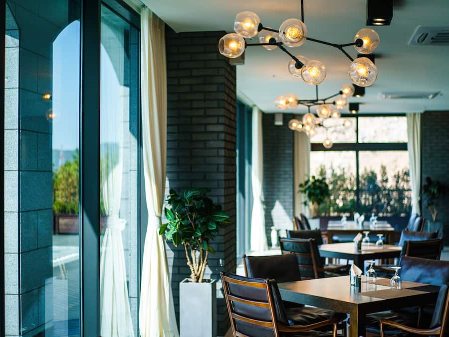 Se sirven desayunos, almuerzos y cenas; cocina coreana