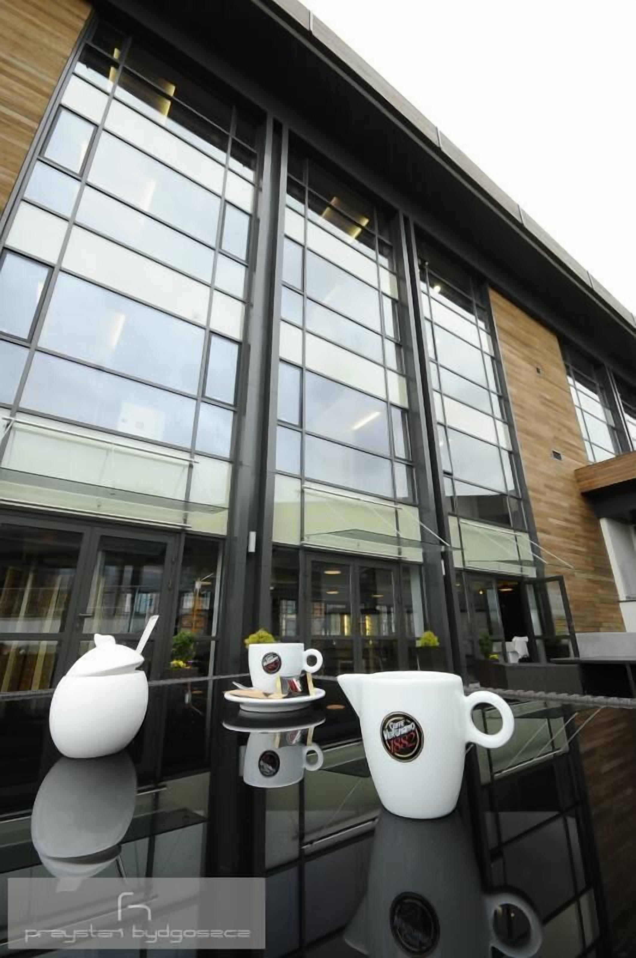 breakfast, lunch, dinner served; international cuisine