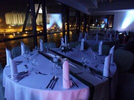 供应早餐、午餐和晚餐，国际美食