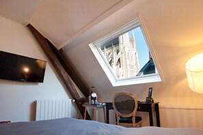 Double Room (Cathedral View) | Premium bedding, memory foam beds, desk, soundproofing - Hôtel le Prieuré (Amiens)