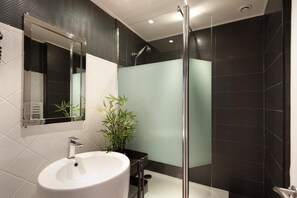 Double Room, Courtyard View | Bathroom | Free toiletries, hair dryer, towels - Hôtel le Prieuré (Amiens)