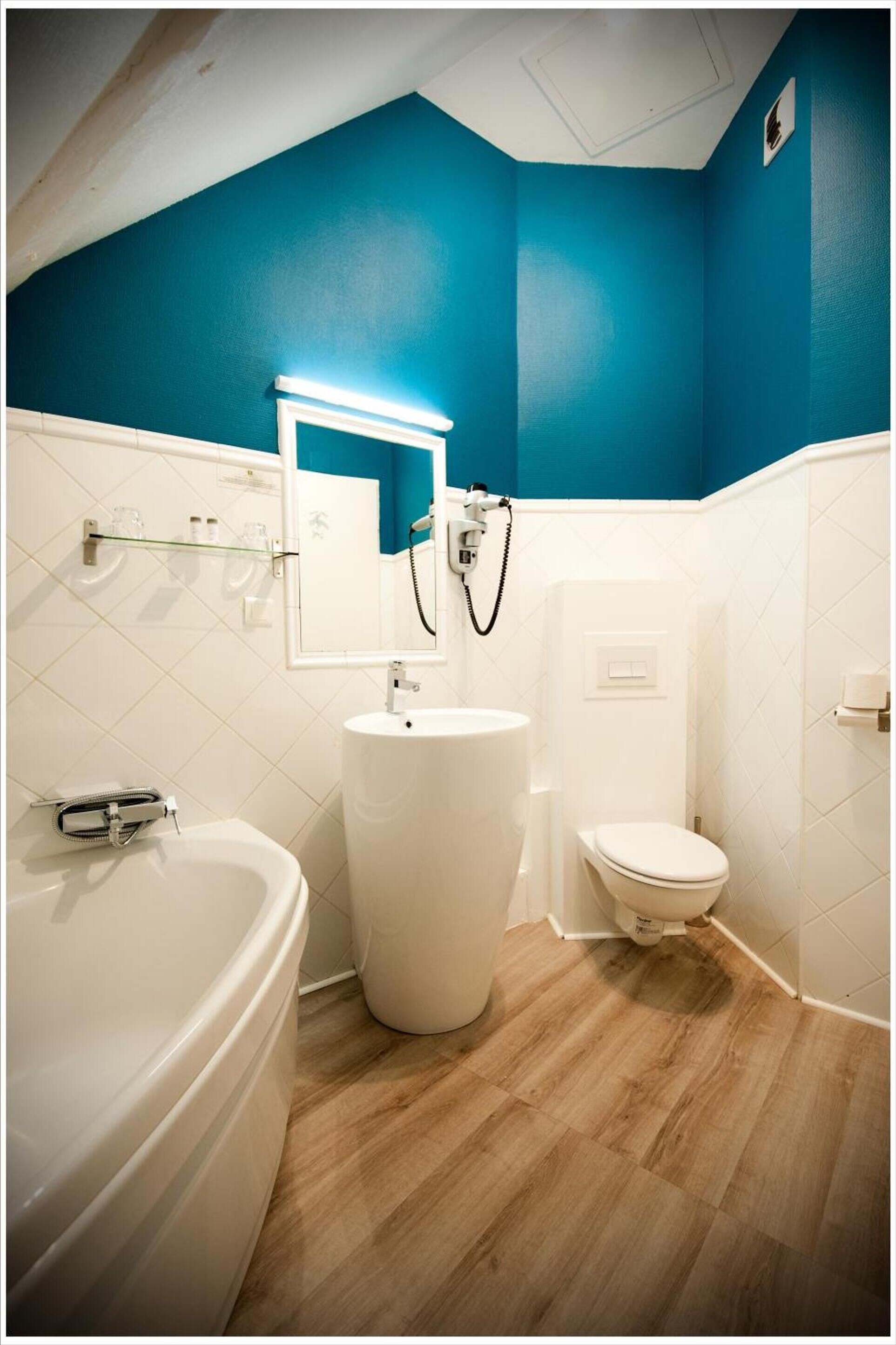 double room, courtyard view | bathroom | free toiletries, hair dryer, towels