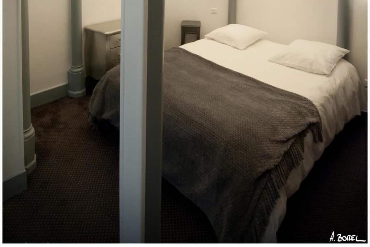 Doppelzimmer (La Chapelle) | Hochwertige Bettwaren, Betten mit Memory-Foam-Matratzen, Schreibtisch