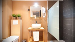 A modern bathroom with a toilet, sink, mirror, and shower. - La Résidence le Prieuré (Amiens)