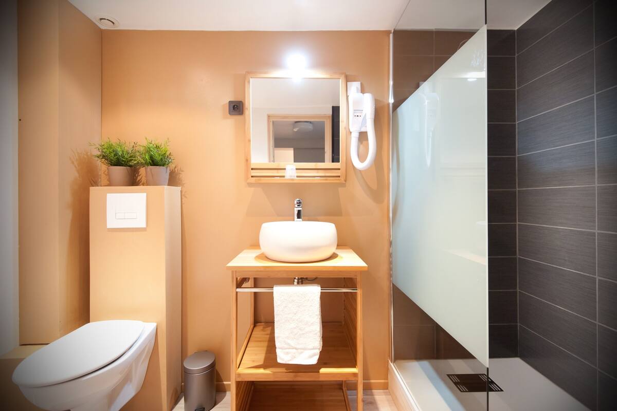 double room | bathroom | free toiletries, hair dryer