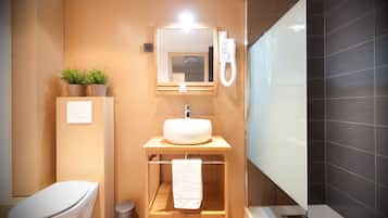 Chambre Double | Salle de bain | Articles de toilette gratuits, sèche-cheveux