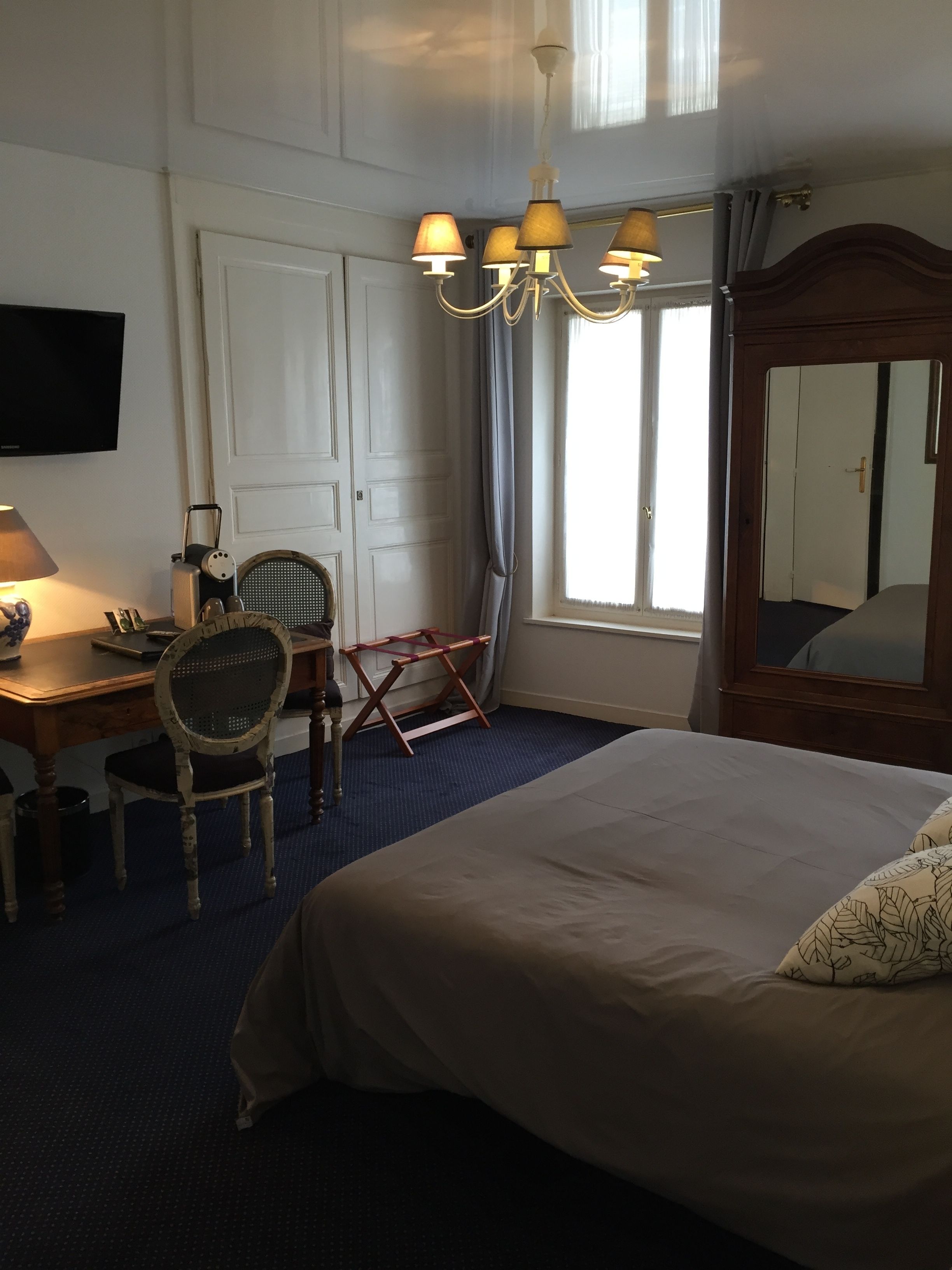 desk, free cots/infant beds, free wifi