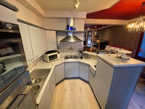 Appartement Premium, vue ville | Cuisine privée | Grand réfrigérateur, micro-ondes, four, plaque de cuisson