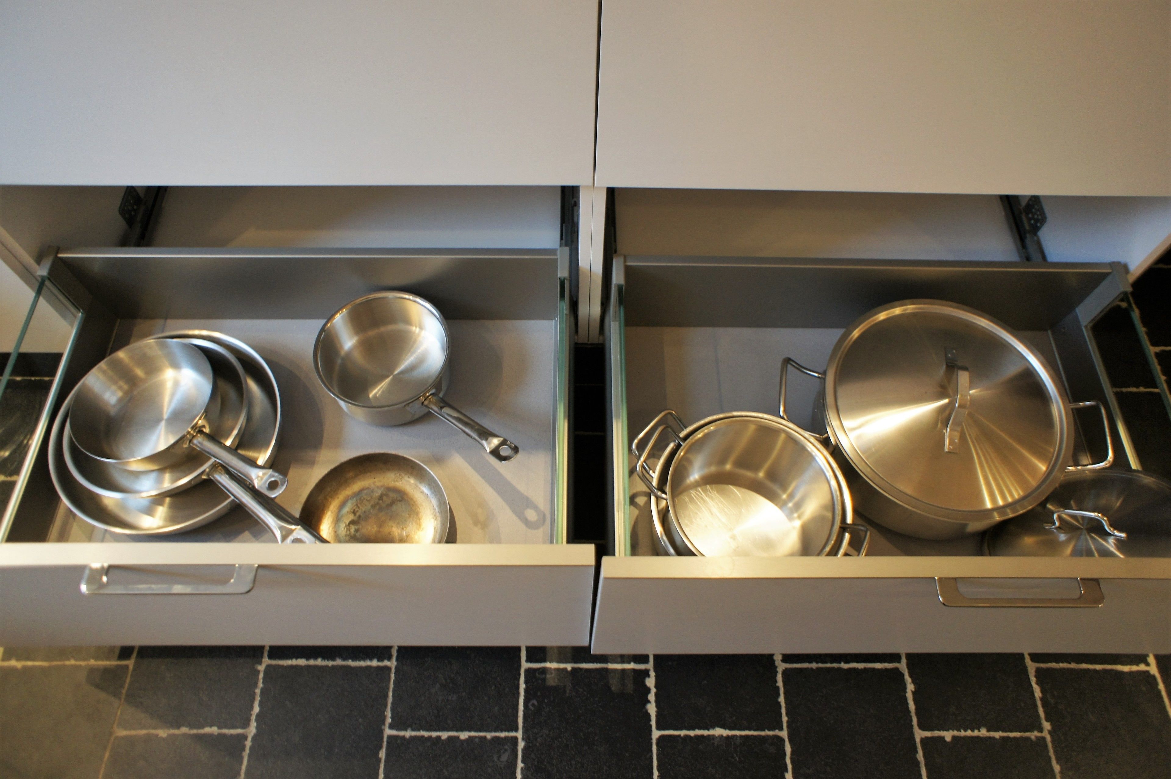 full-sized fridge, microwave, oven, stovetop