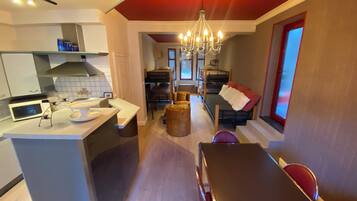 Departamento Premium, vista a la ciudad | Área de sala de estar | Televisión LED de 48 pulgadas con canales vía satélite y televisión