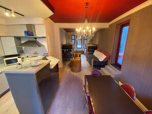 プレミアム アパートメント シティビュー | リビング エリア | 48 インチのLED テレビ (衛星放送視聴可)、テレビ、Netflix