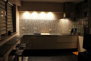 スーペリア アパートメント 1 ベッドルーム キッチン | 専用キッチン | 大型冷蔵庫、電子レンジ、オーブン、コンロ