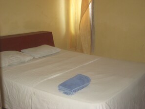 Standard Room with Fan | Desk, free WiFi - Syifa Homestay (Gili Trawangan)
