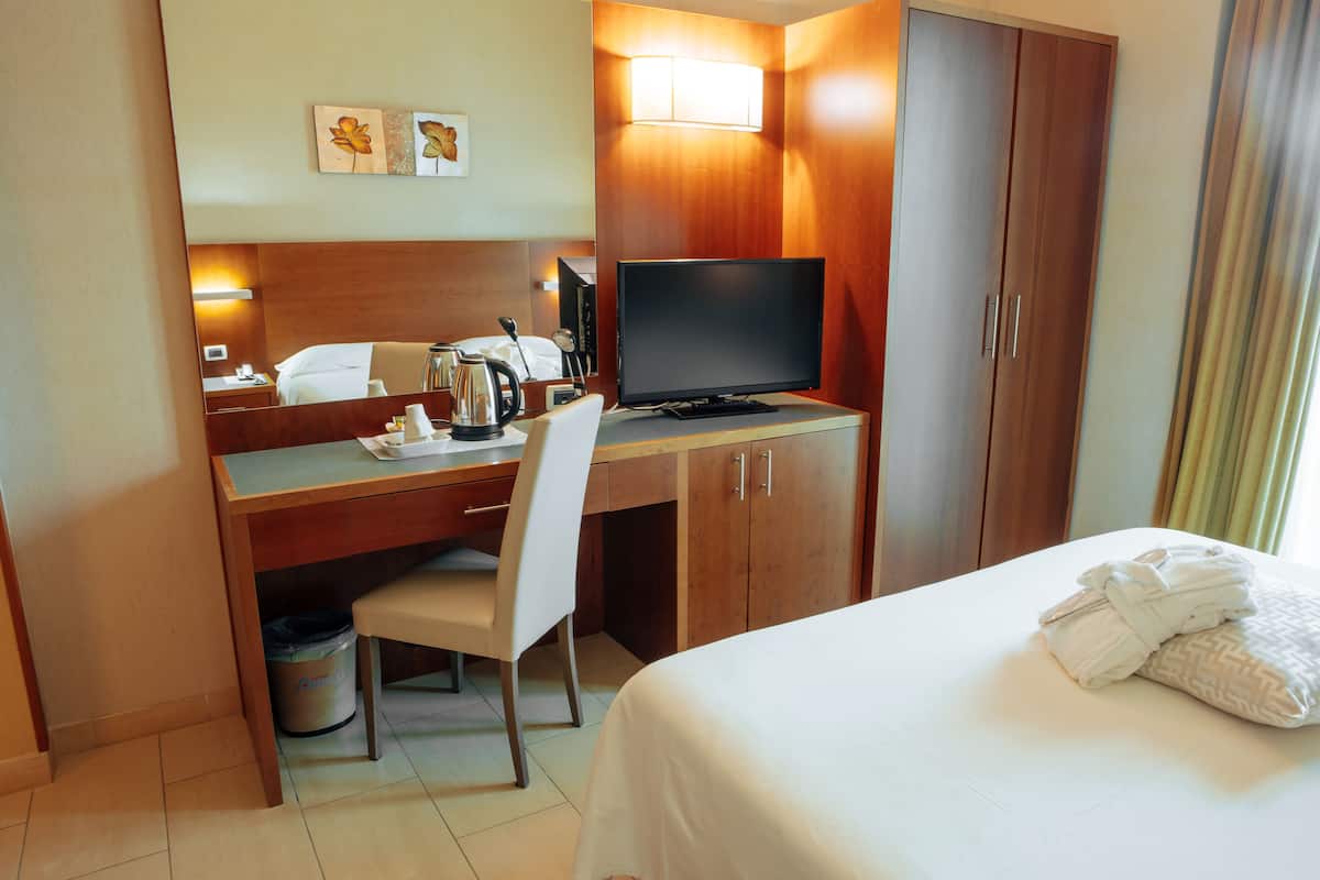 Een minibar, een kluis op de kamer, een bureau, verduisterende gordijnen
