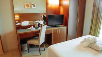 Minibar, Zimmersafe, Schreibtisch, VerdunkelungsvorhÀnge