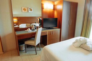 Minibar, Zimmersafe, Schreibtisch, Verdunkelungsvorhänge