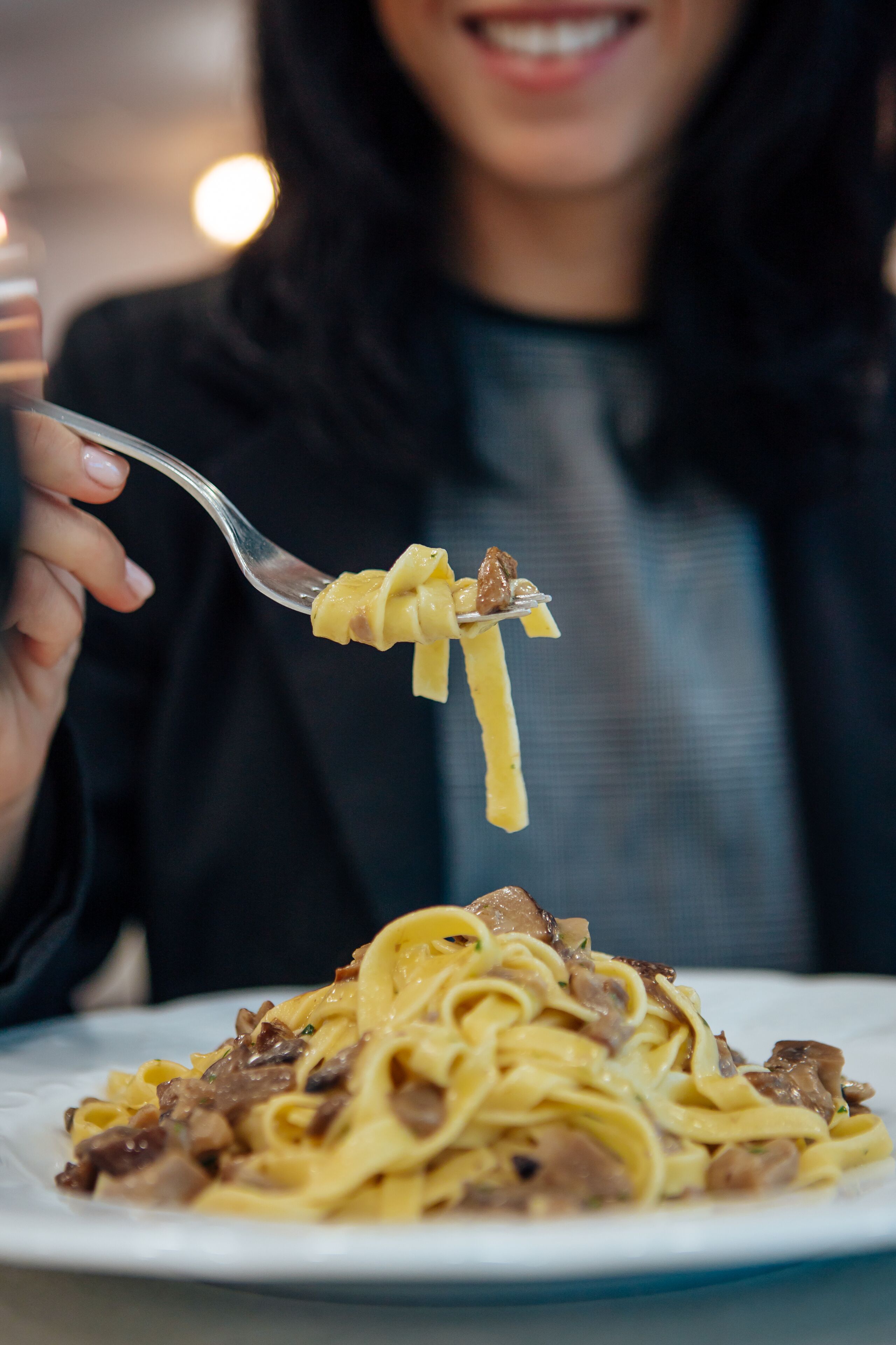 Un plato de pasta con champiñones.