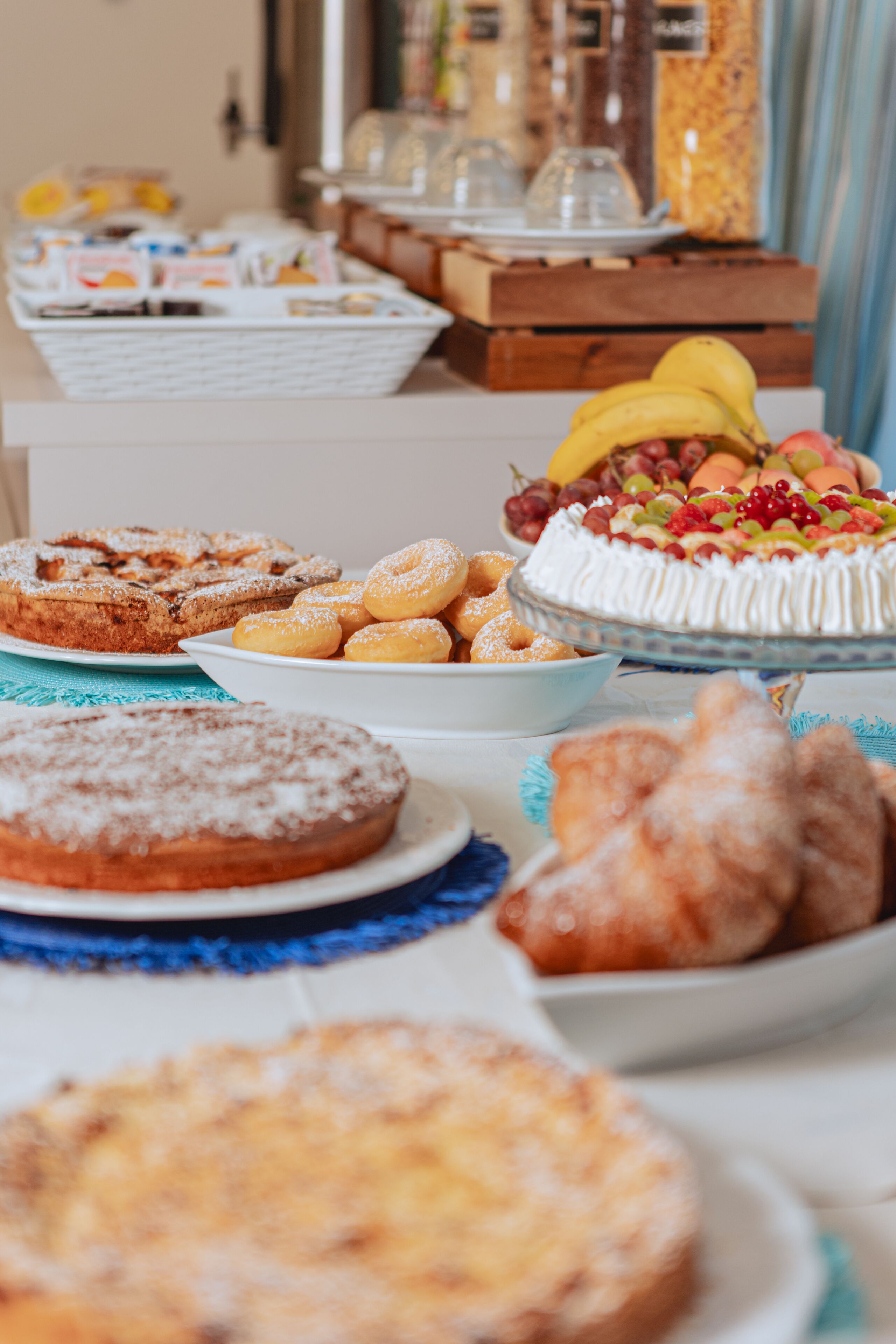 Una mesa de bufé con diversos pasteles y postres.