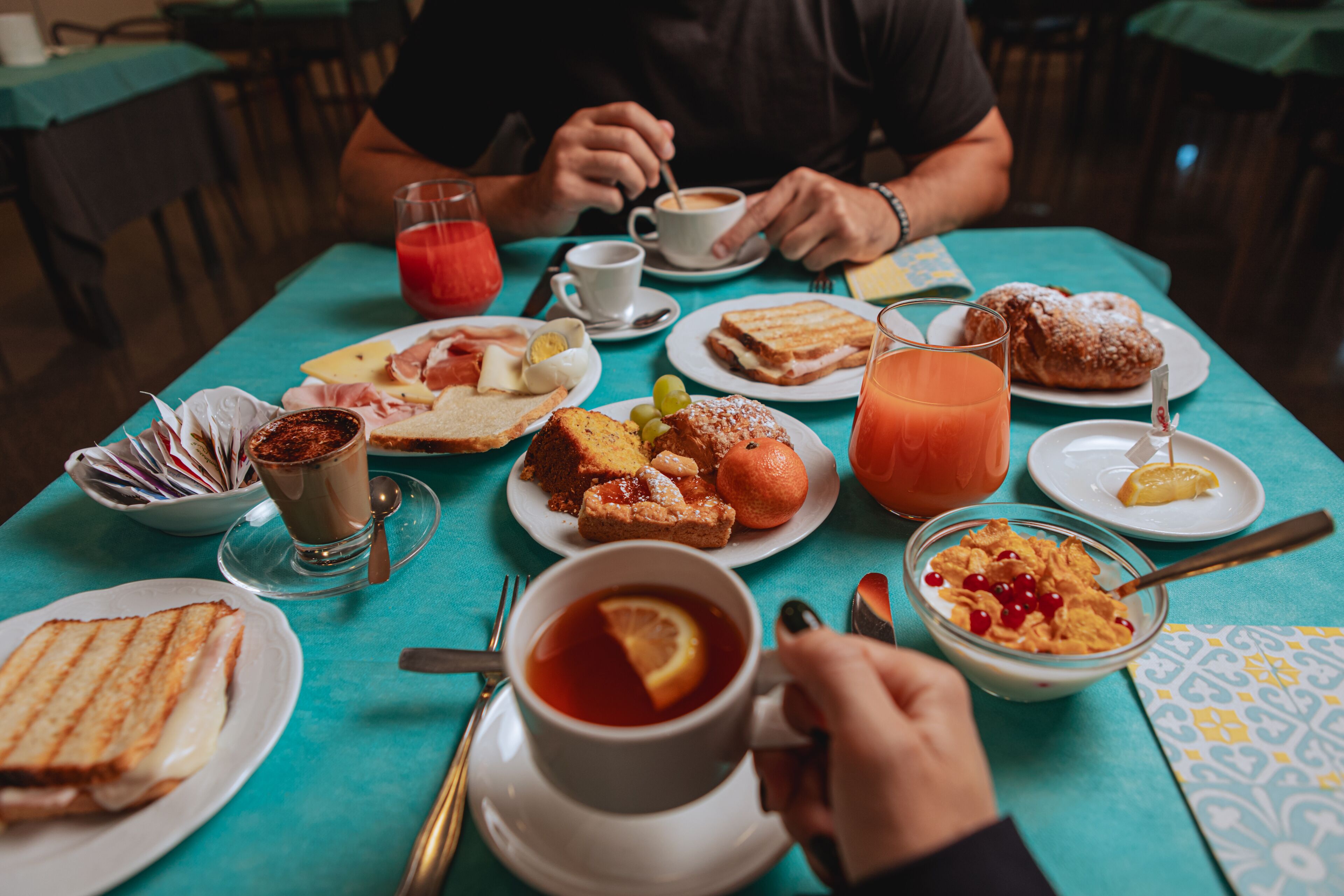 Una mesa de desayuno con diversos alimentos y bebidas.