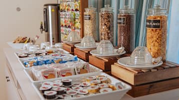 Café da manhã com buffet grátis todos os dias