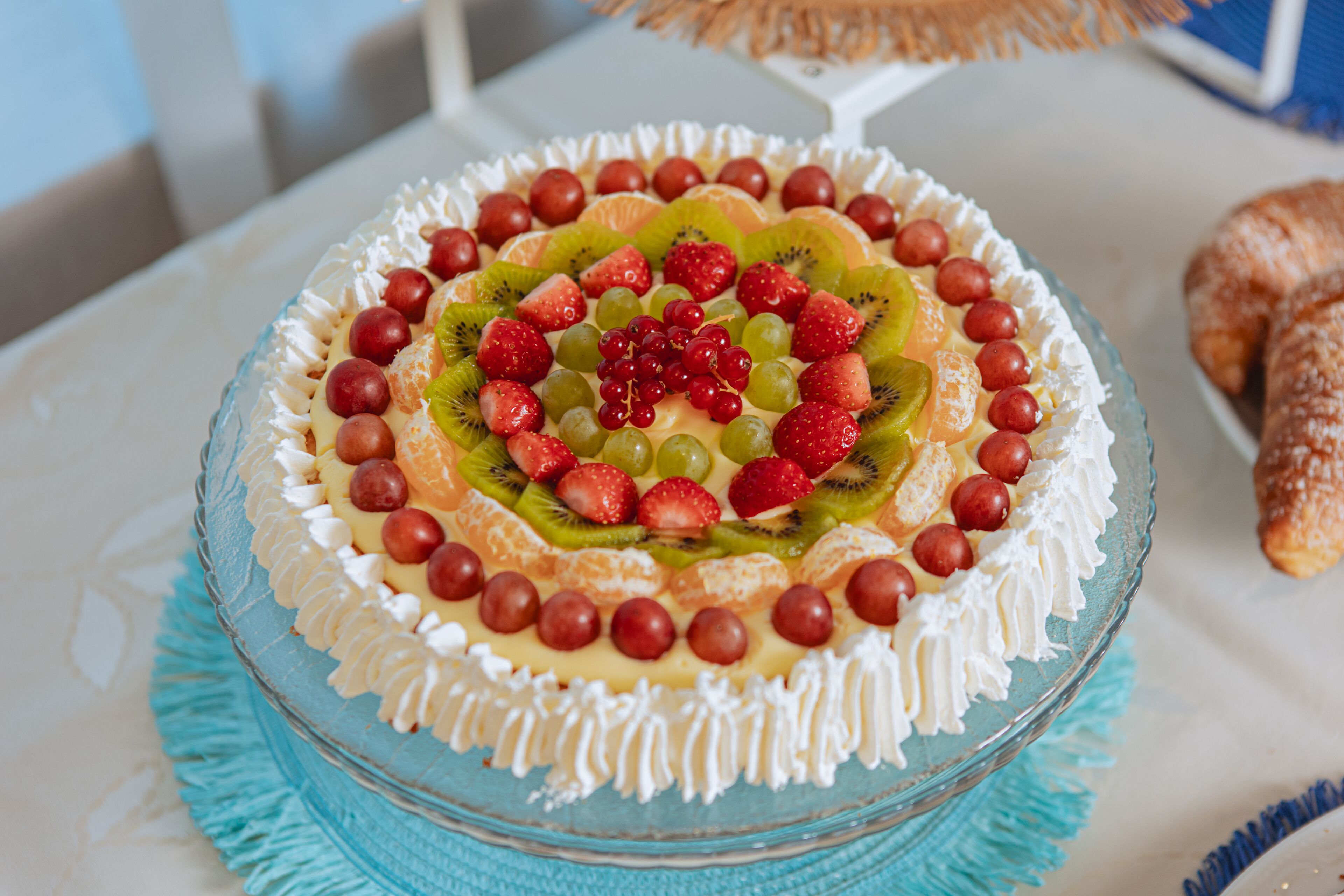Un dessert aux fruits, présenté sur une assiette en verre.