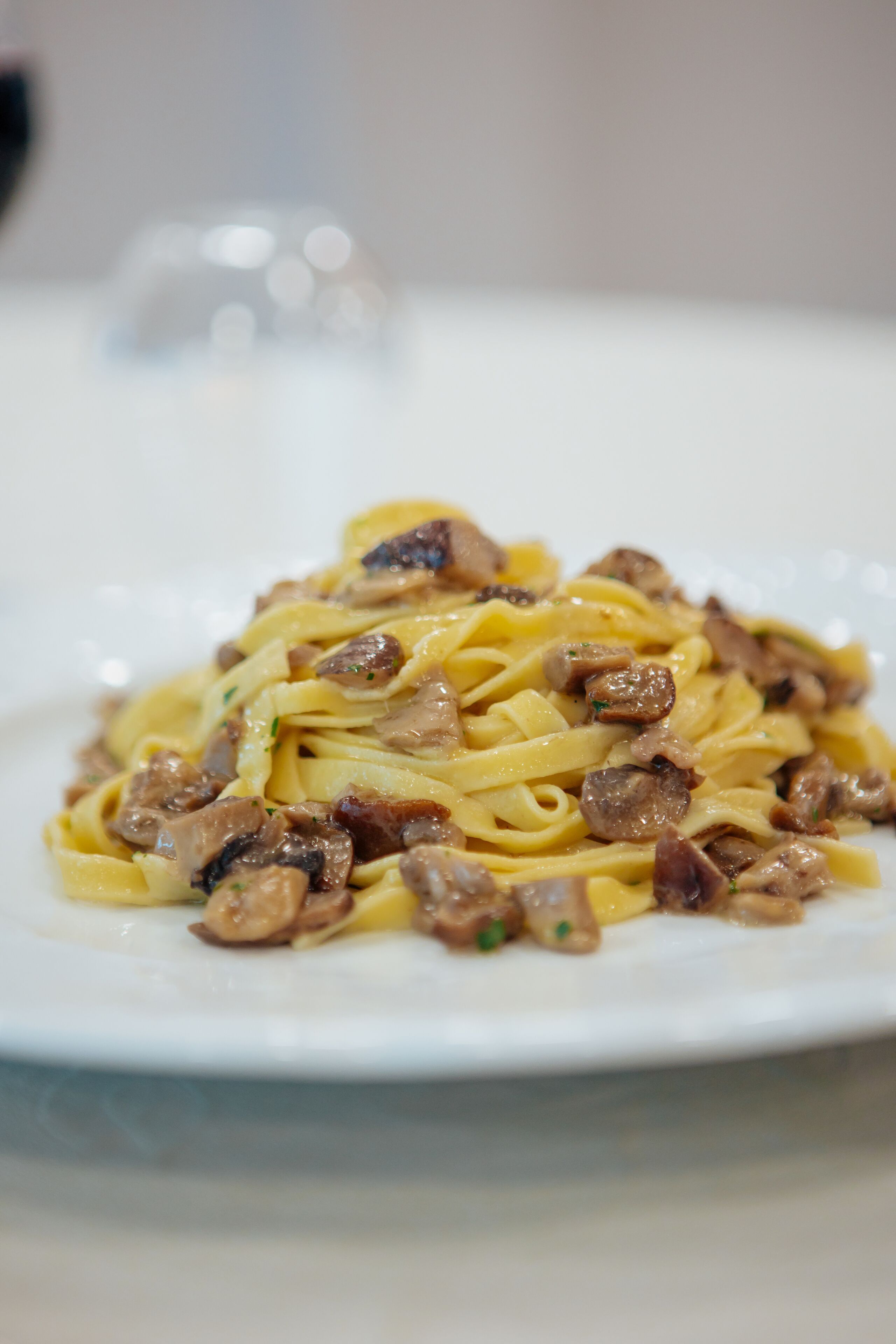 Un plato de pasta con setas.