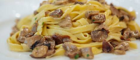 Un plato de pasta con setas.