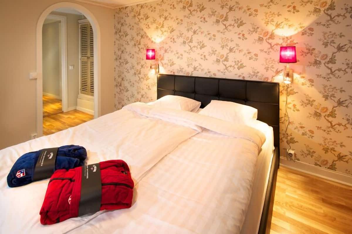 Roba de llit d'alta qualitat, cobrellits, minibar i escriptori 