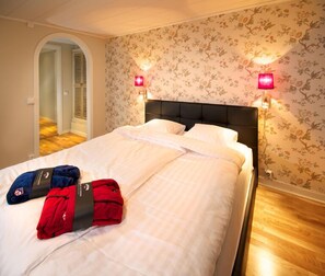 Premium bedding, down duvets, minibar, individually decorated - Blacksta Vingård (Flen)
