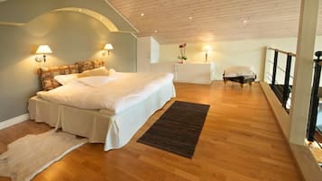 Wedding Suite, Sauna & Jetted tub | Premium bedding, down comforters, minibar, individually decorated