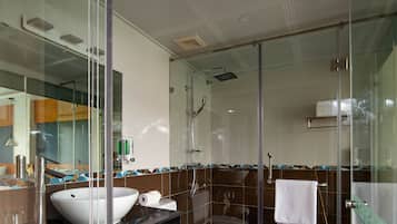 Family Suite Large Balcony & Terrace (9m2) City View