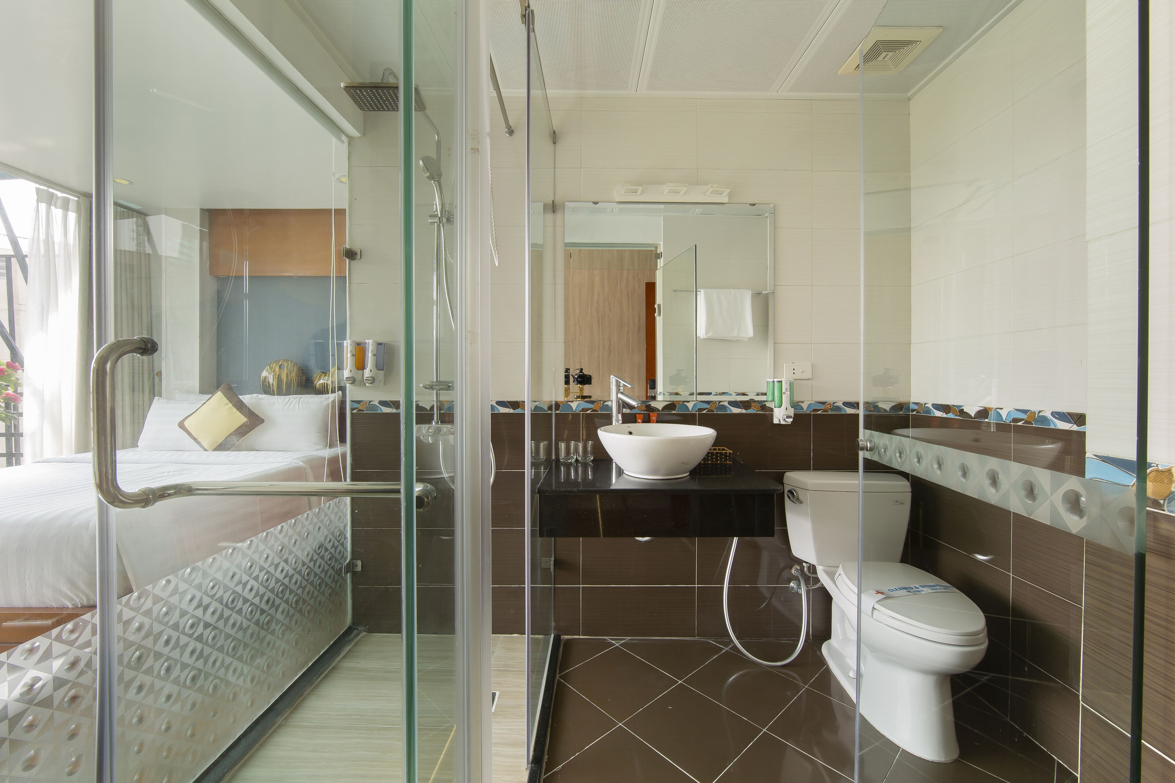 family suite large balcony & terrace (9m2) city view | bathroom | separate bathtub and shower, hydromassage showerhead