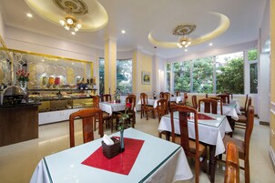 Café da manhã com buffet grátis todos os dias